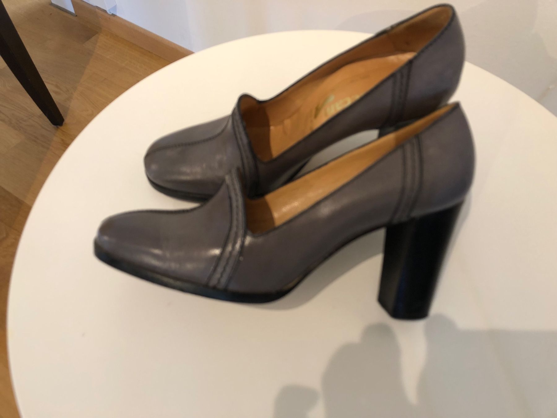 Damenschuhe: Vintage_Pumps Leder grau_Herbst_elegant_37.5 – Gebraucht aus Zollikon von D64