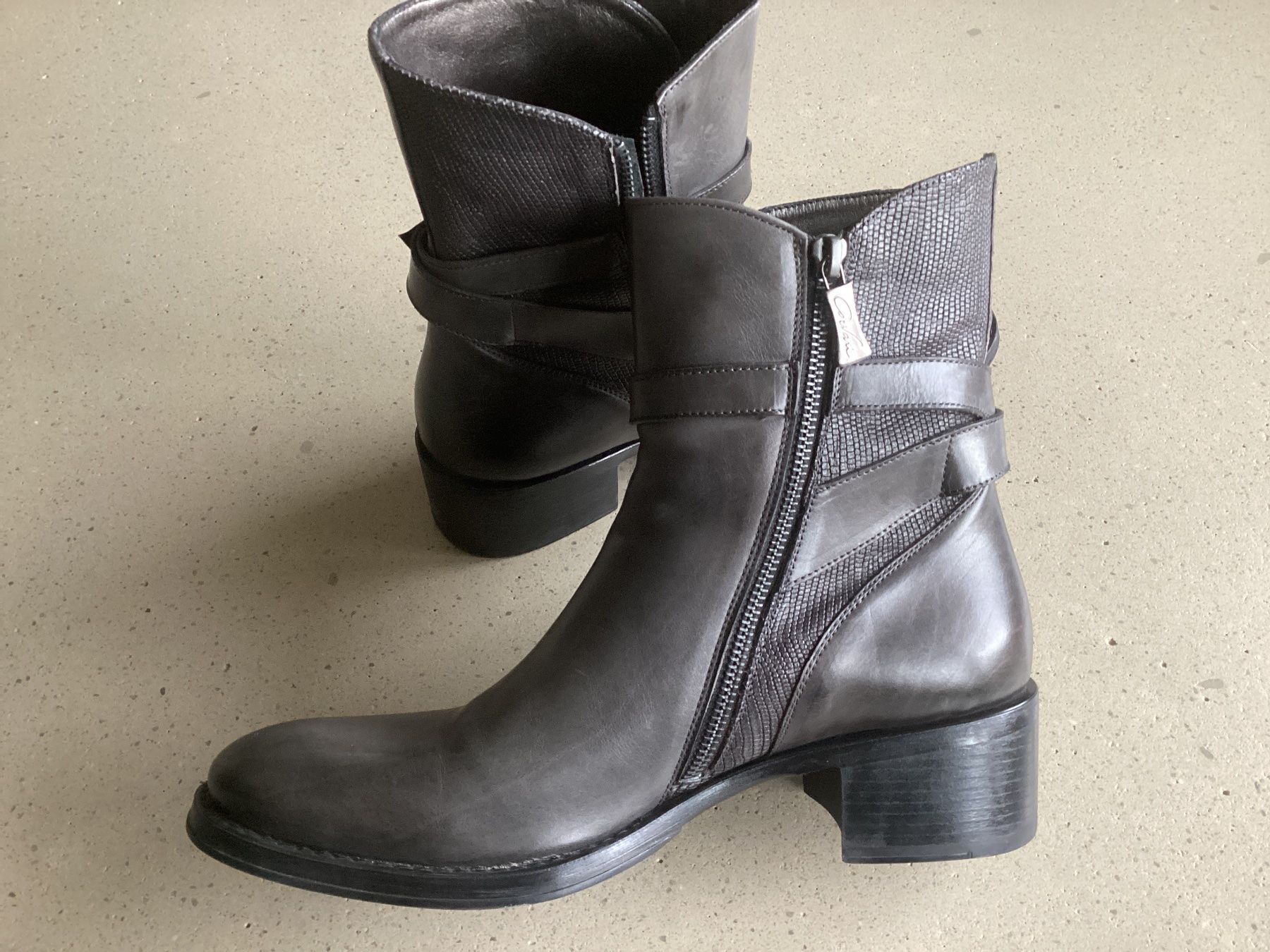 Scarpe da donna: Neue Leder Stiefelette Corvari, 41/ 42, Anthrazit, handmade – Nuovo (secondo la descrizione) da Umiken venduto da bombon01 2