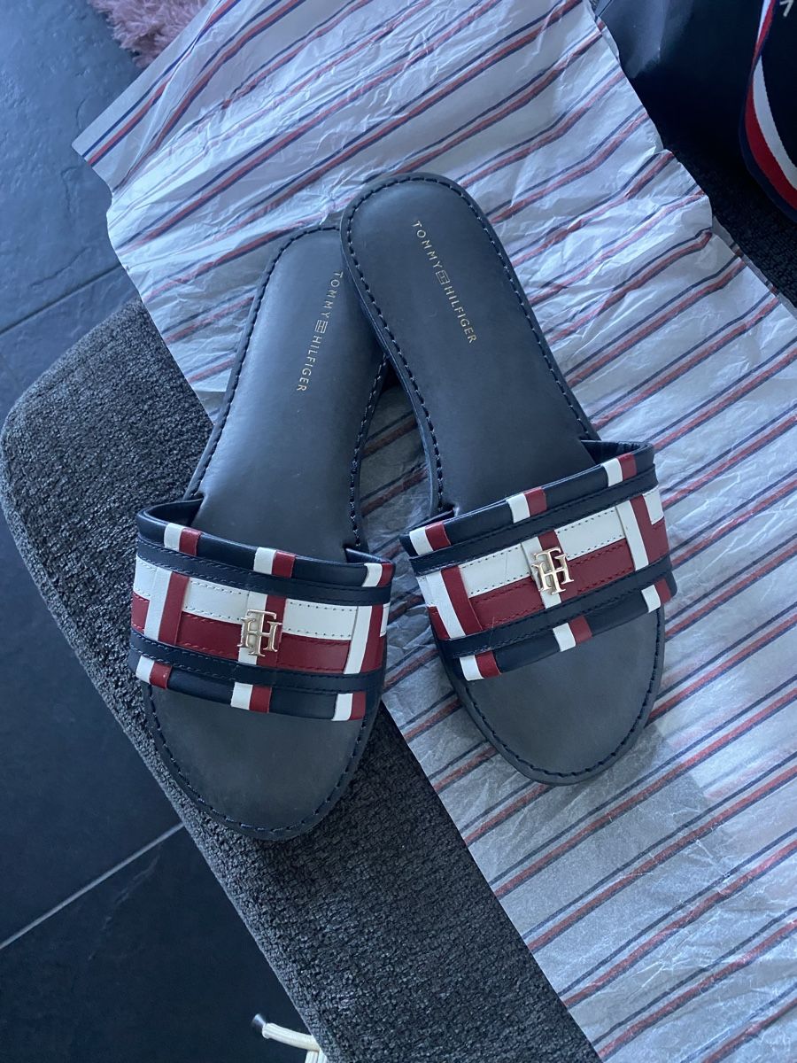 Tommy Hilfiger Scarpe da donna: Tommy Hilfiger flat slip sandals  – Nuovo (secondo la descrizione) da Zug venduto da kse_w9mn
