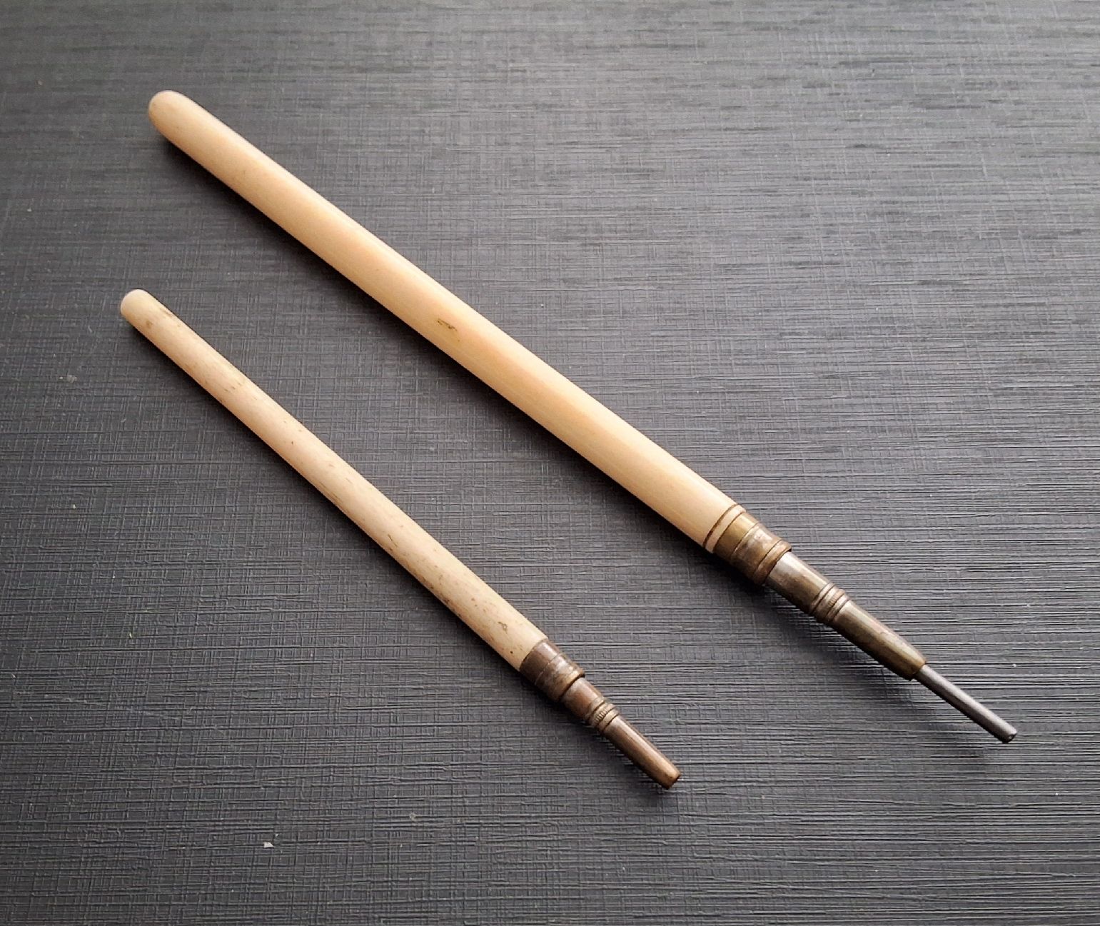 Crayons, crayons de couleur & craies: 4 antike Minen(blei)stifte – Défectueux à Oftringen par Waltereg 1