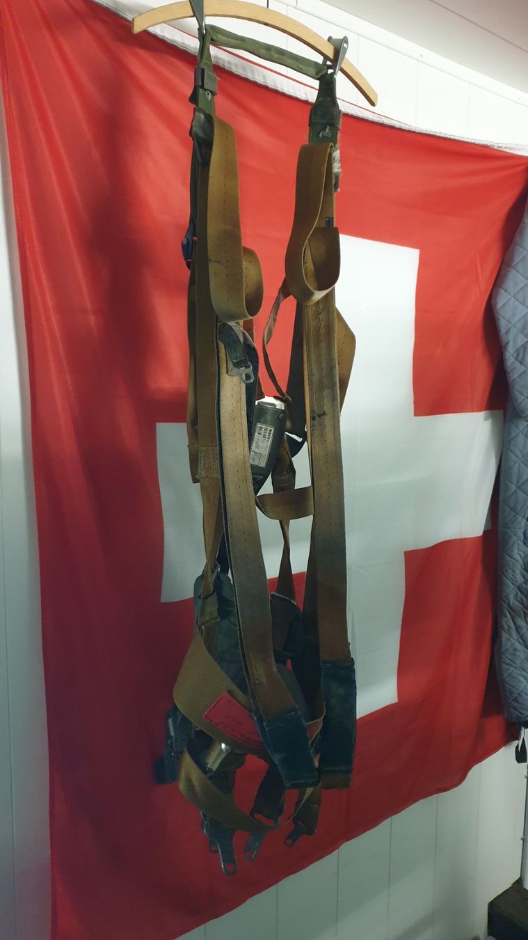 Autres pour métaux et serrurerie: Schleudersitzgurt MK11 aus einer Schweizer Pilatus PC9 – D'occasion à Düdingen par 7471 2