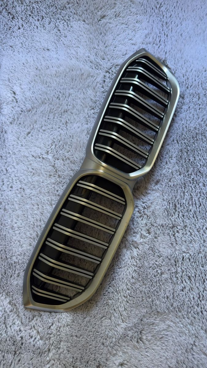 BMW Toutes les pièces auto: BMW 330 Kühlergrill – D'occasion à Dübendorf par dan_6dbr
