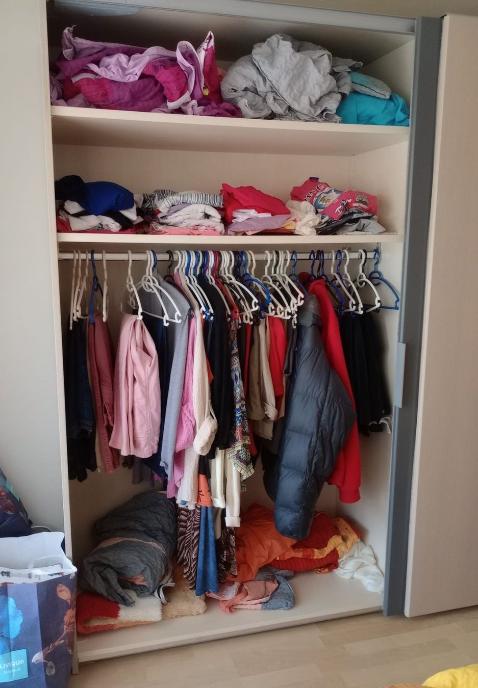 Schränke: Schrank mit Schiebetüren weiss / grau – Gebraucht aus Bischofszell von thomasfrei3 1