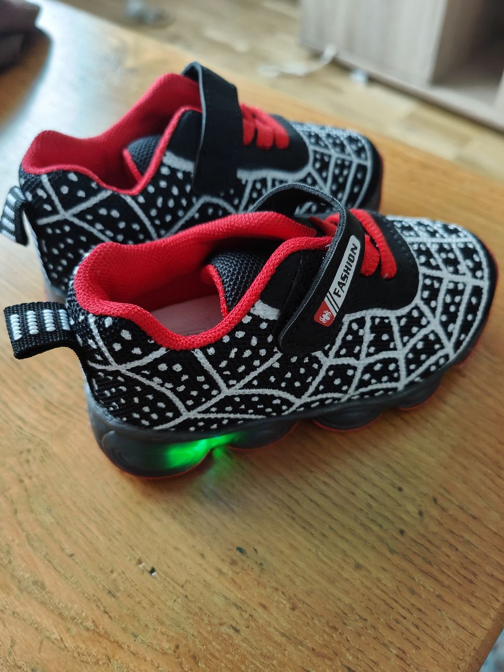 Scarpe per ragazzi: Coole Spiderman Kinderschuhe – Nuovo (secondo la descrizione) da Hermiswil venduto da Volvorine 1