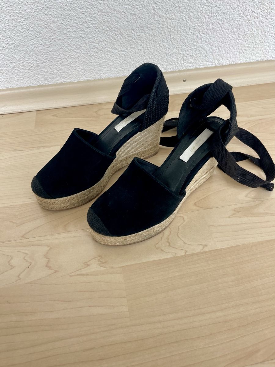 H&M Scarpe da donna: Espadrilles Gr. 37 schwarz - Velour Leder H&M – Usato da Schindellegi venduto da chribella