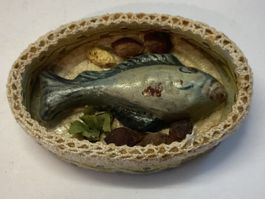 Altes Spielzeug Schaugericht mit Fisch und Garnitur