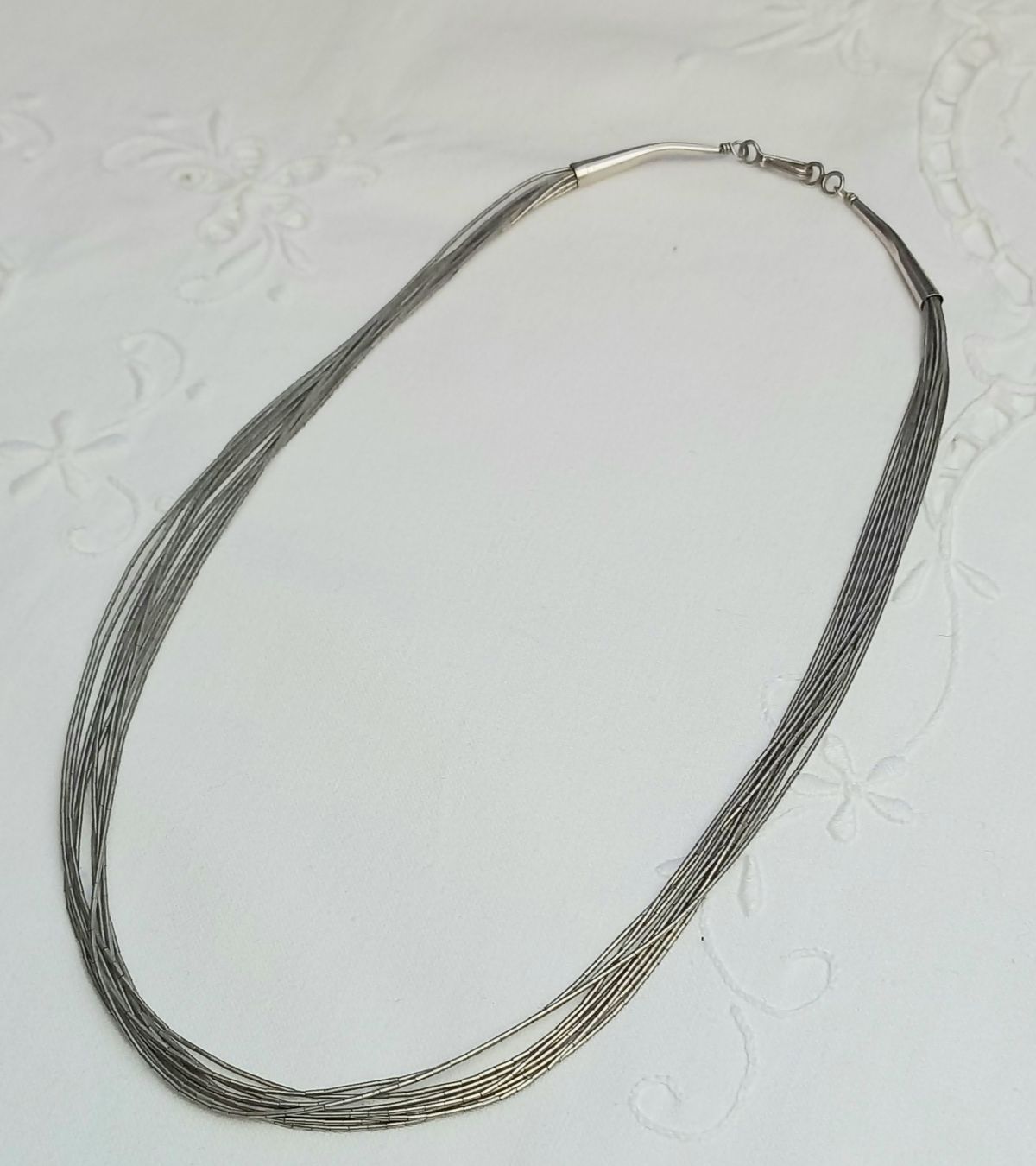 Catenine: Vintage Liquid Silver oder Navajo-Stil Silber Halskette – Usato da Buchs AG venduto da Dzirul 8