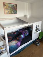Kinderhausbett aus Holz mit Leiter