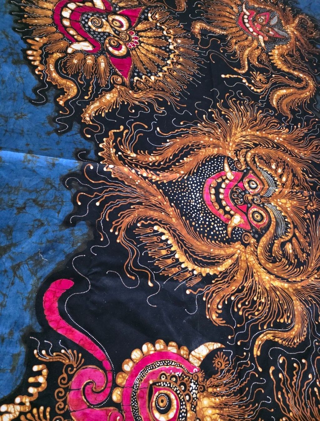 Tessuti: Batik-Wandbild mit mythischen Gesichtern Asiatika – Usato da Flums venduto da Flumsantik 2