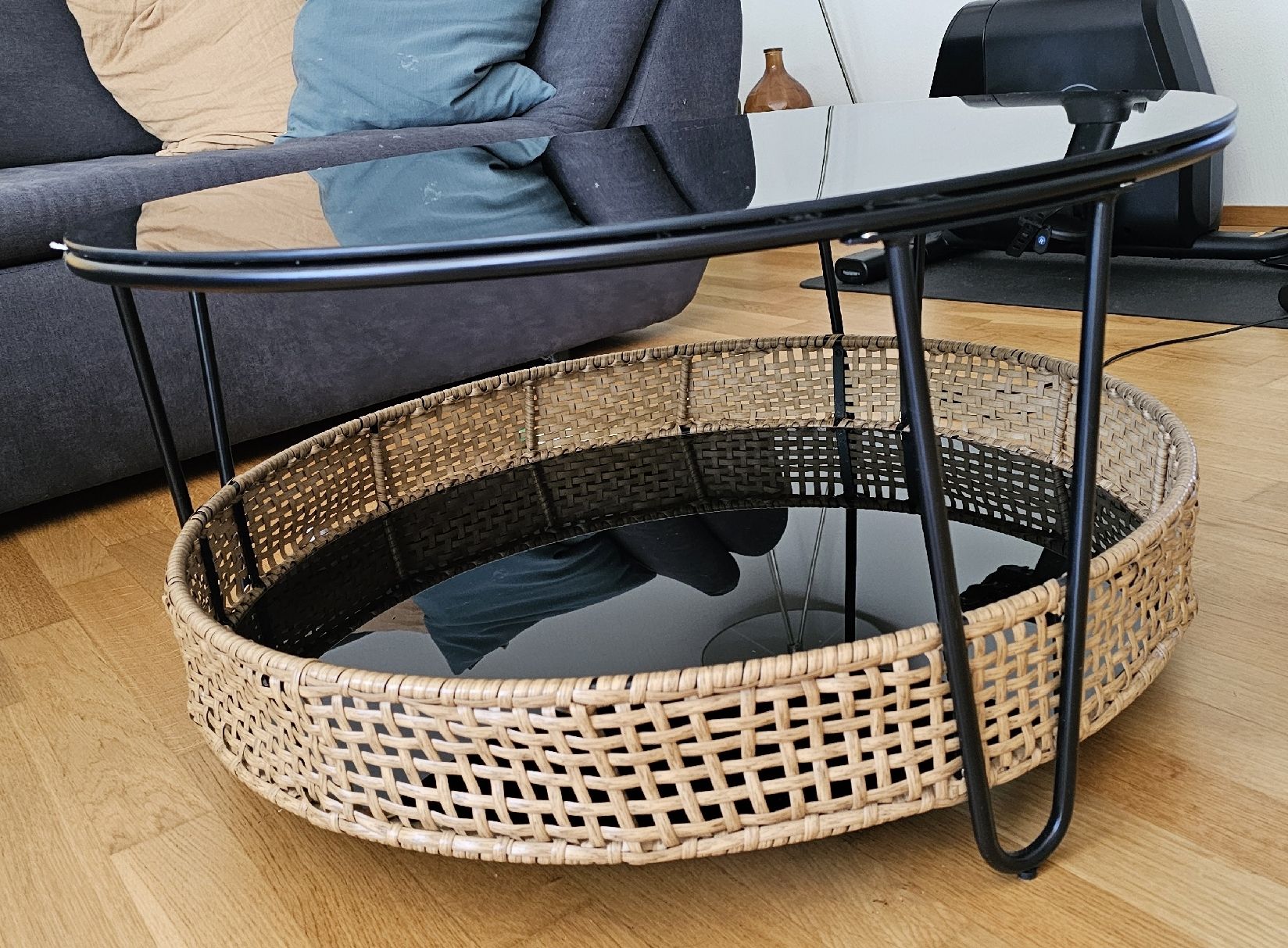 Tische: Runder Glas-Couchtisch mit Rattanablage – Gebraucht aus Chur von rra_t9kw 2