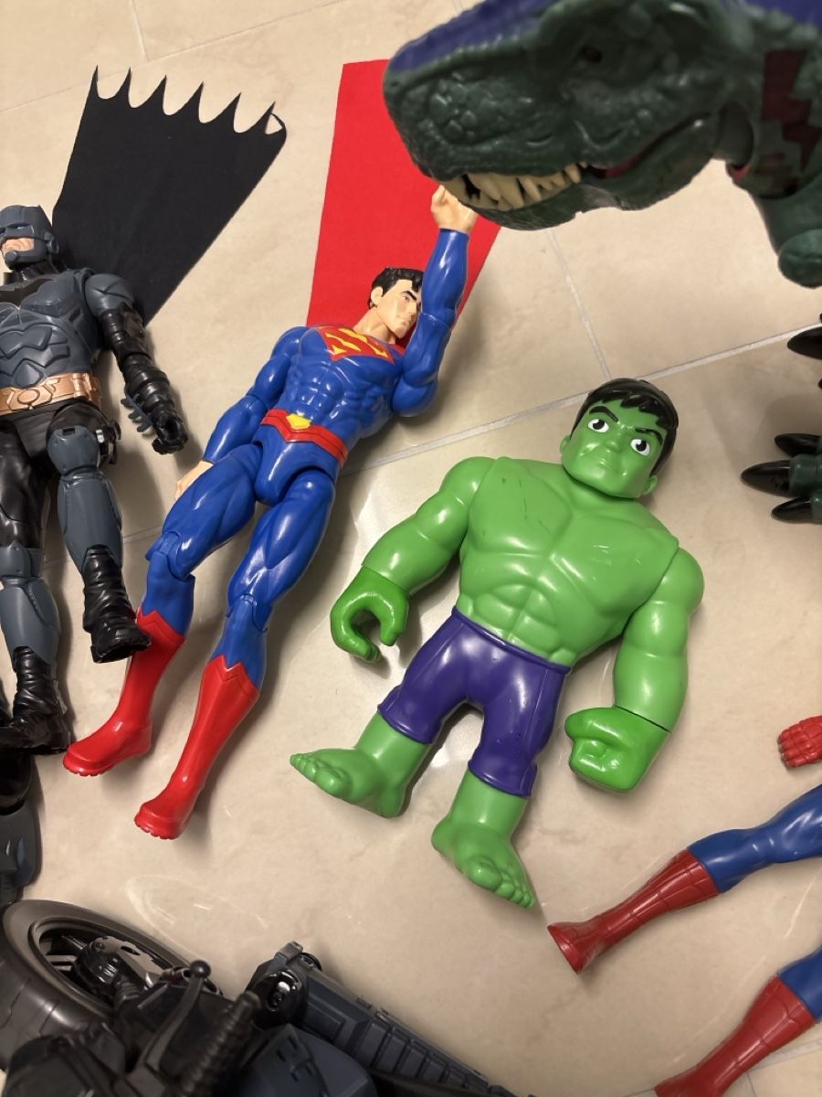 Comics: Actionfiguren Set Batman Superman Hulk Spiderman Dinosaurier – Gebraucht aus Jona von Ilprezzo 1