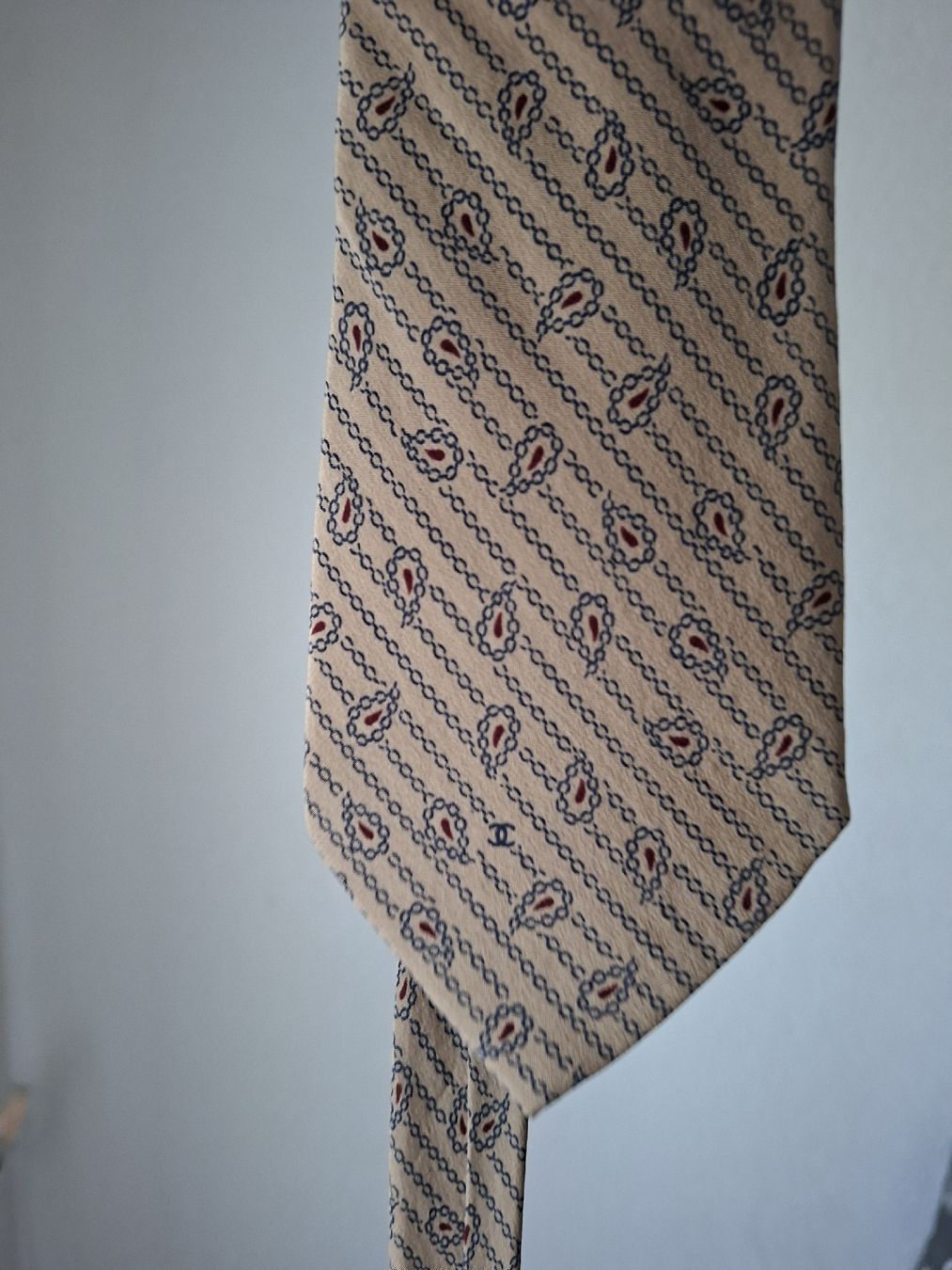 Chanel Cravatte: Chanel Krawatte Seide beige Paisley – Usato da Remetschwil venduto da littleredboots 1