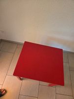 roter Kindertisch und zwei Kinderstühle