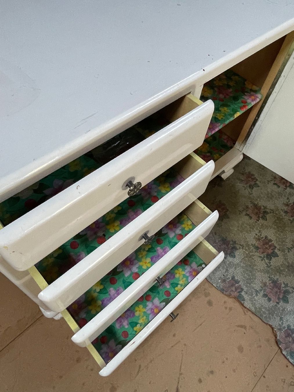 Cassettiere: Commode vintage avec tiroirs et porte – Usato da Granges-Marnand venduto da val_2b5z 2