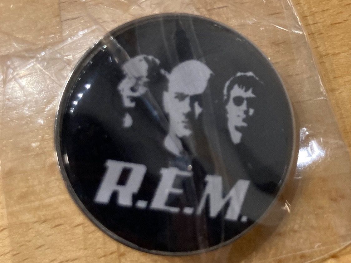 Spille & Fermagli: R.E.M. Pin Anstecker Punk Rock Metal Pop – Nuovo (secondo la descrizione) da Horn venduto da abutre72