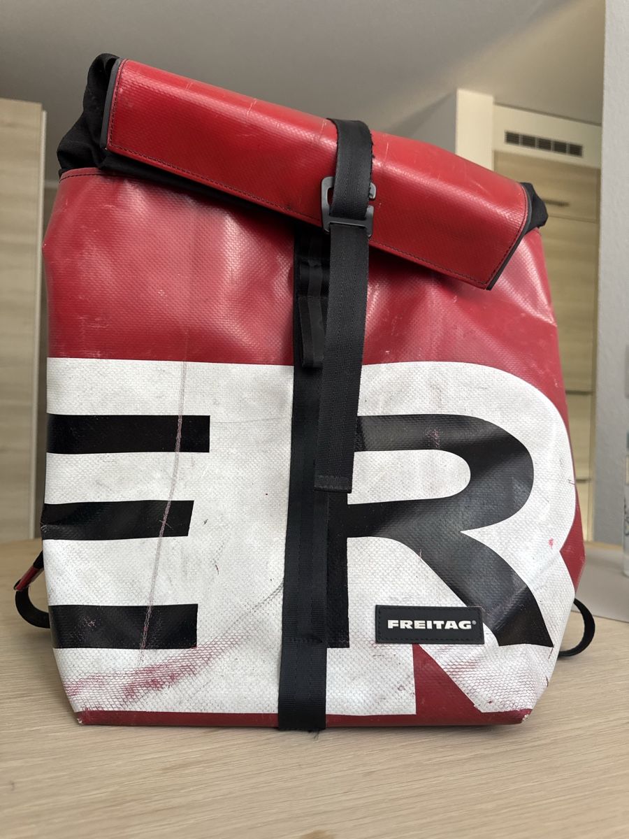 Freitag Sacs à dos: Sac à dos Freitag rouge blanc grande taille – D'occasion à Brügg BE par haj_9zhk 2