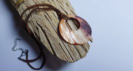 Boho Kette mit grossem Perlmutt Anhänger zu Nile Free People