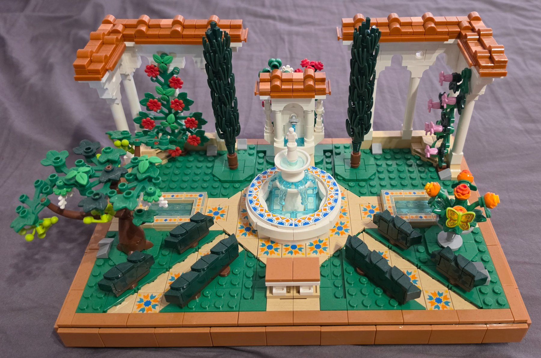 Lego Spielzeuge: LEGO Icons 10359 Springbrunnengarten – Gebraucht aus Winterthur von tan_2d8n