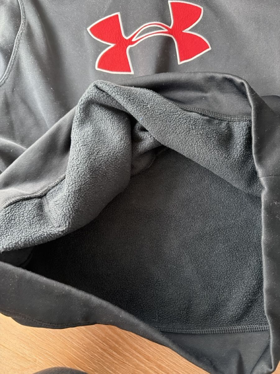 Under Armour Pullover & Sweatshirts: Warmer Under Armour Hoodie, GrösseS/ M, – Gebraucht aus Moudon von patricia115 1