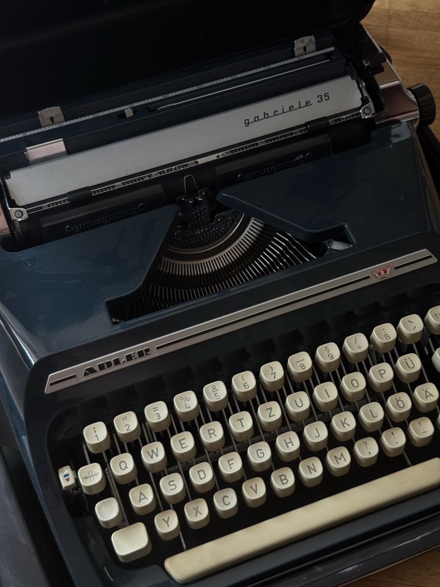 Adler Machines à écrire: Adler Gabriele 35 typewriter with case – D'occasion à Herrliberg par psm_67l5 1