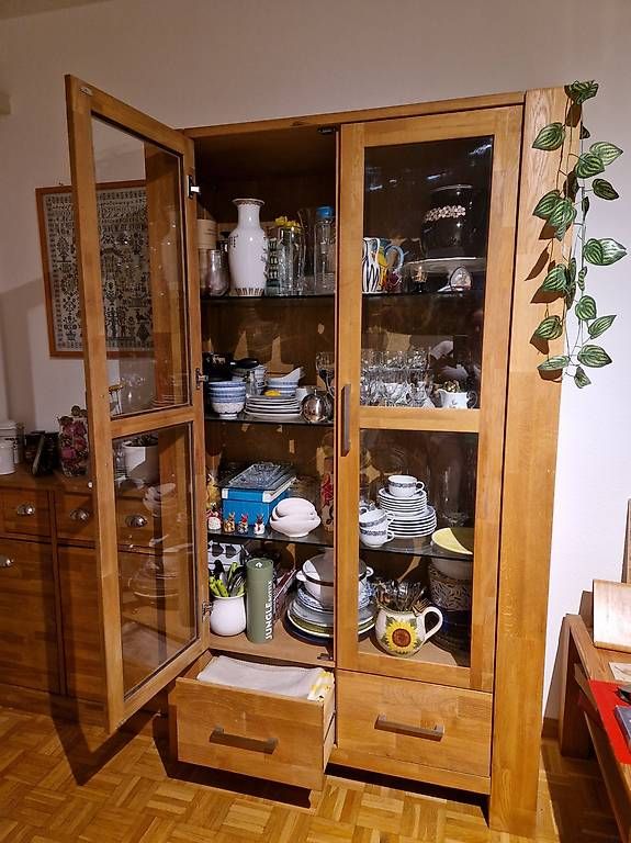 Vitrinen: Vitrinenschrank aus Massivholz – Gebraucht aus Basel von velimengo 2