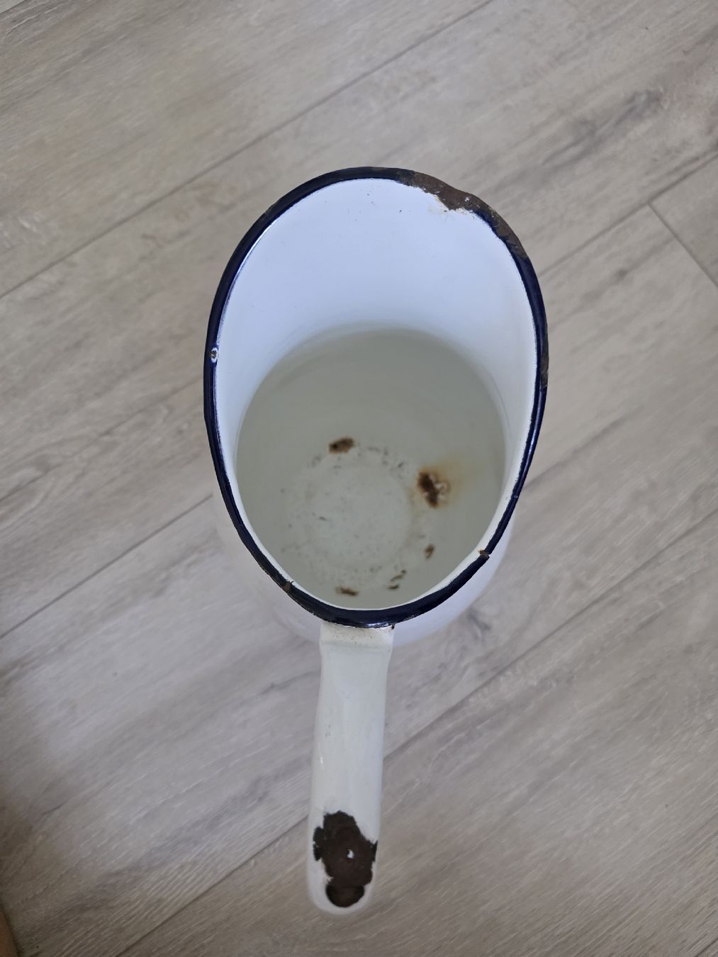 Teiere: alter Emaille Krug weiss mit blauem Rand gebraucht. – Usato da Wigoltingen venduto da Zuckerfee84 3