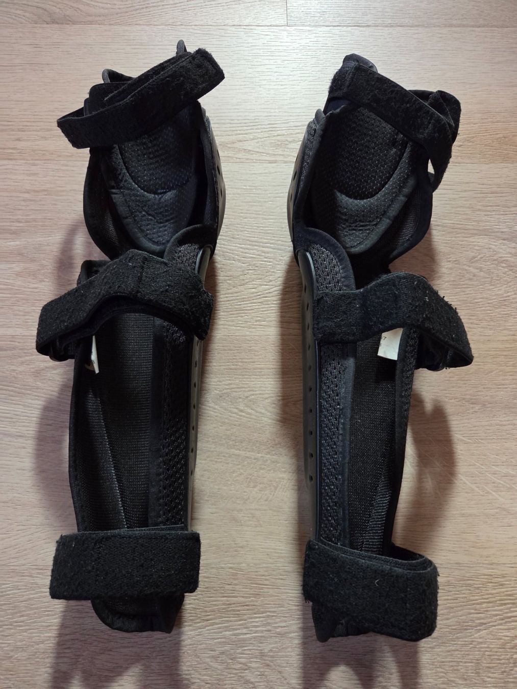 Dainese Protezioni & Imbottiture: Dainese Knieschutz - MIT KRATZERN! – Usato da Kerzers venduto da andy1050 1