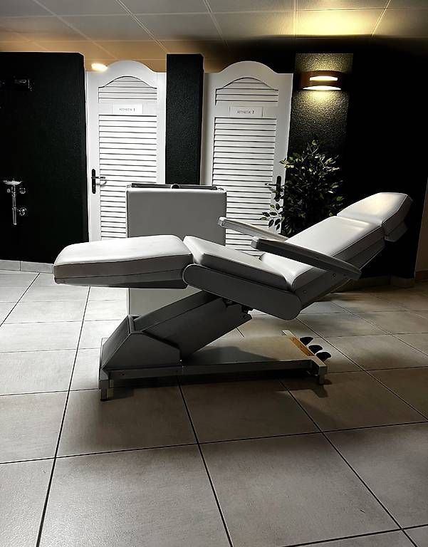 Fauteuils de soin: Kosmetik-/Behandlungsliege  – D'occasion à Basel par inf_9cp2 1