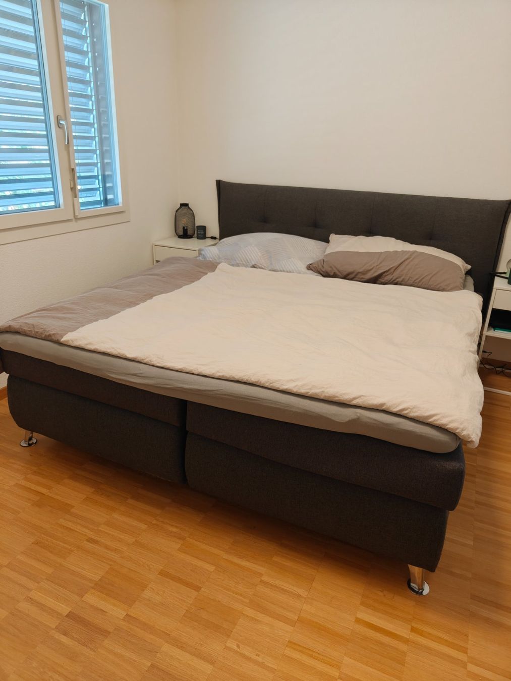 Letti: Lit boxspring 180x200 cm gris avec surmatelas – Usato da Pâquier-Montbarry venduto da kev_5r5x 3