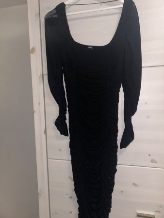 Robe noire moulante, taille S, idéale pour les fêtes!