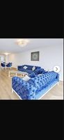 2x blaues Sofa