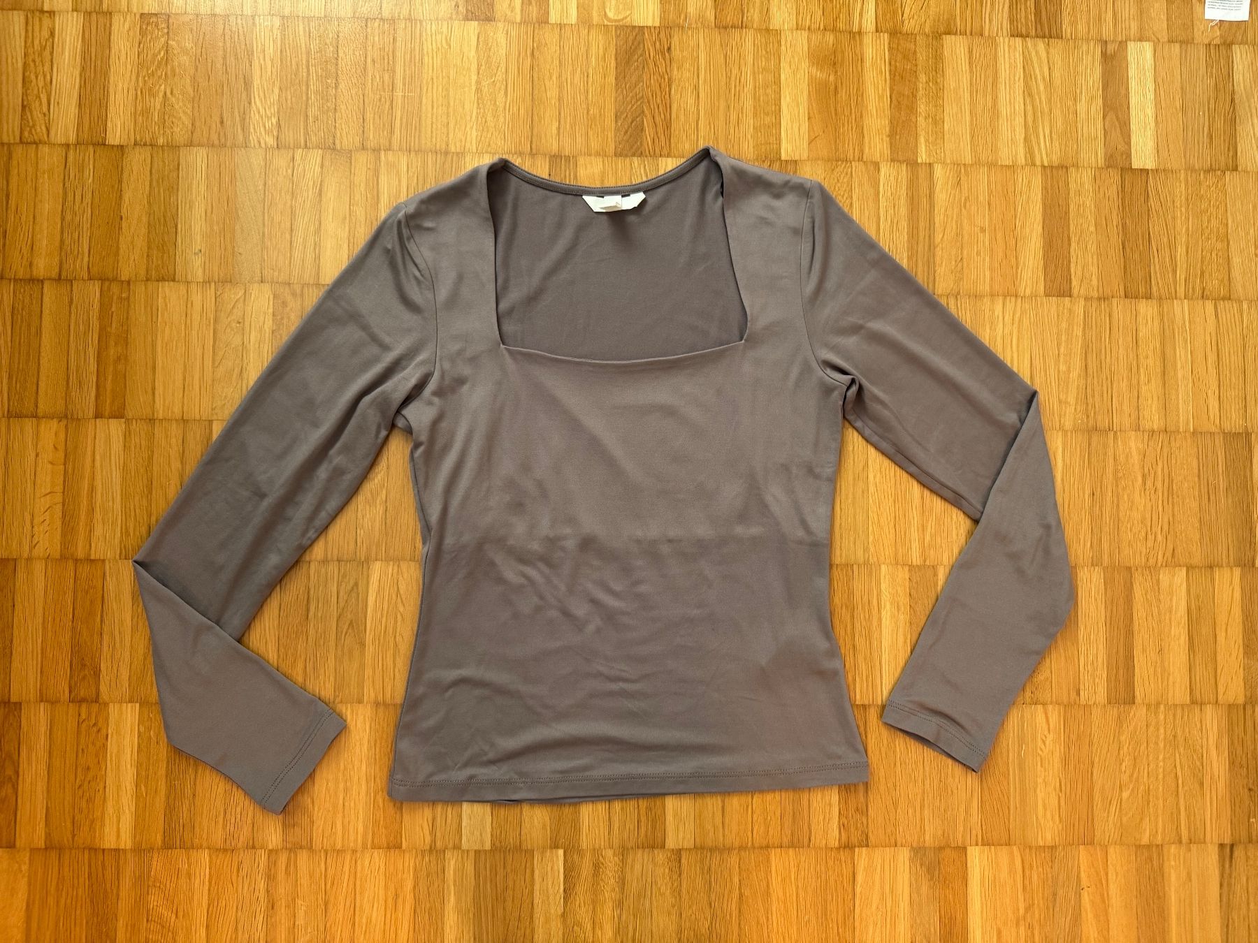 H&M T-shirt: H&M Trendiges Langarmshirt mit eckigem Ausschnitt, Grösse S – Usato da Jona venduto da Good_luck1_