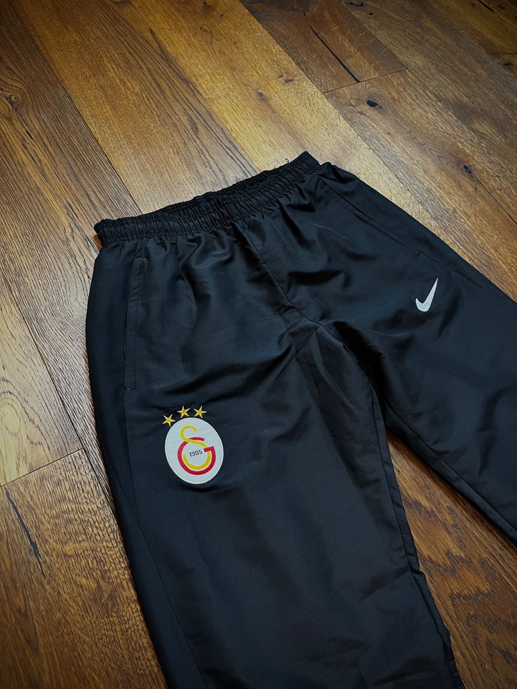 Nike Pantaloni: Schwarze Galatasaray Trainingshosen – Usato da Lindau venduto da KT_Vintage 1