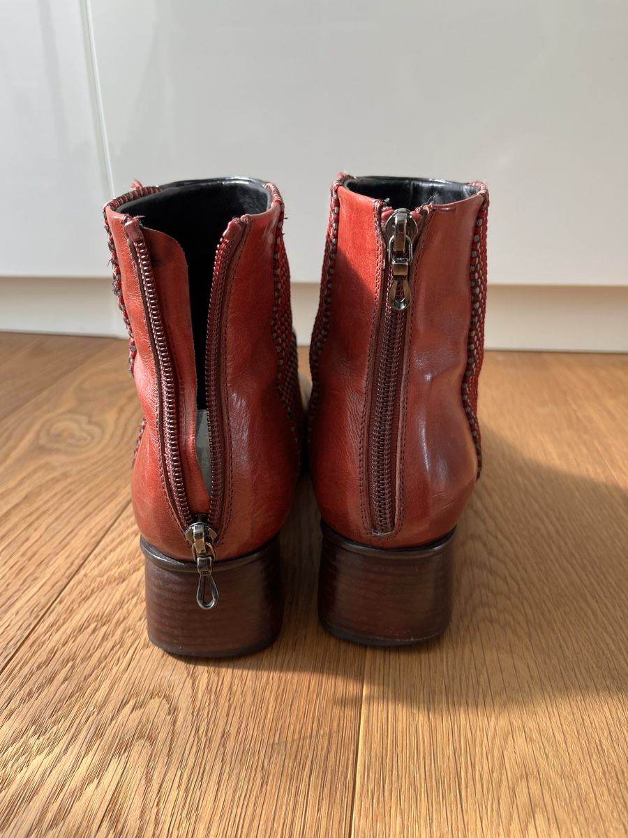 Scarpe da donna: Stiefeletten schwarz Leder rot Stoff Grösse 38 – Usato da Liebefeld venduto da easyco 2
