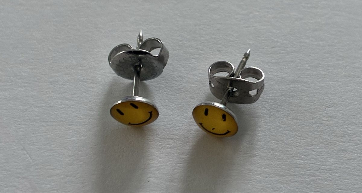 Orecchini pendenti & Orecchini a lobo: Earrings Smiley face surrounded by silver tone – Usato da Basel venduto da cat_sq5m 1