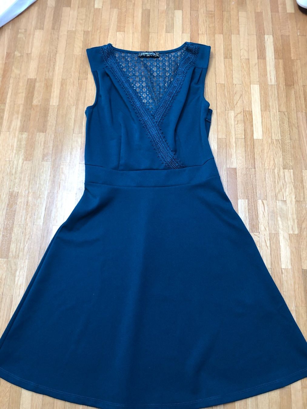 Vestiti: NEU! CACHE CACHE Spitzen kleid dunkelgrün 34 – Usato da Veyrier venduto da gnoom74