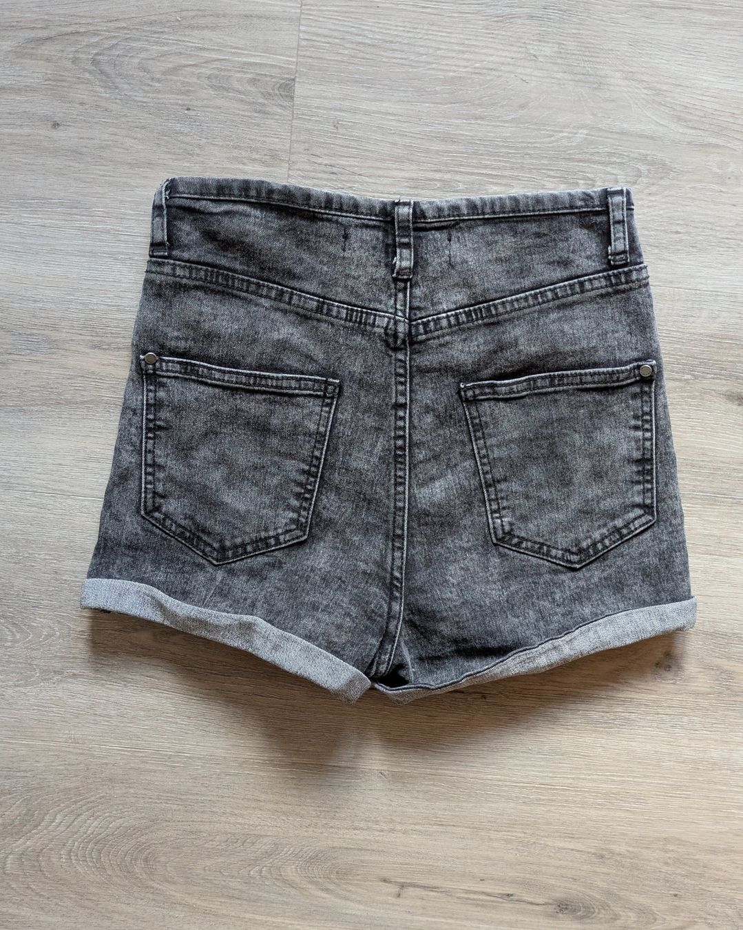 Jeans: Shorts en jean noir, taille XS – Usato da Orsieres venduto da IndianaJones50a 1