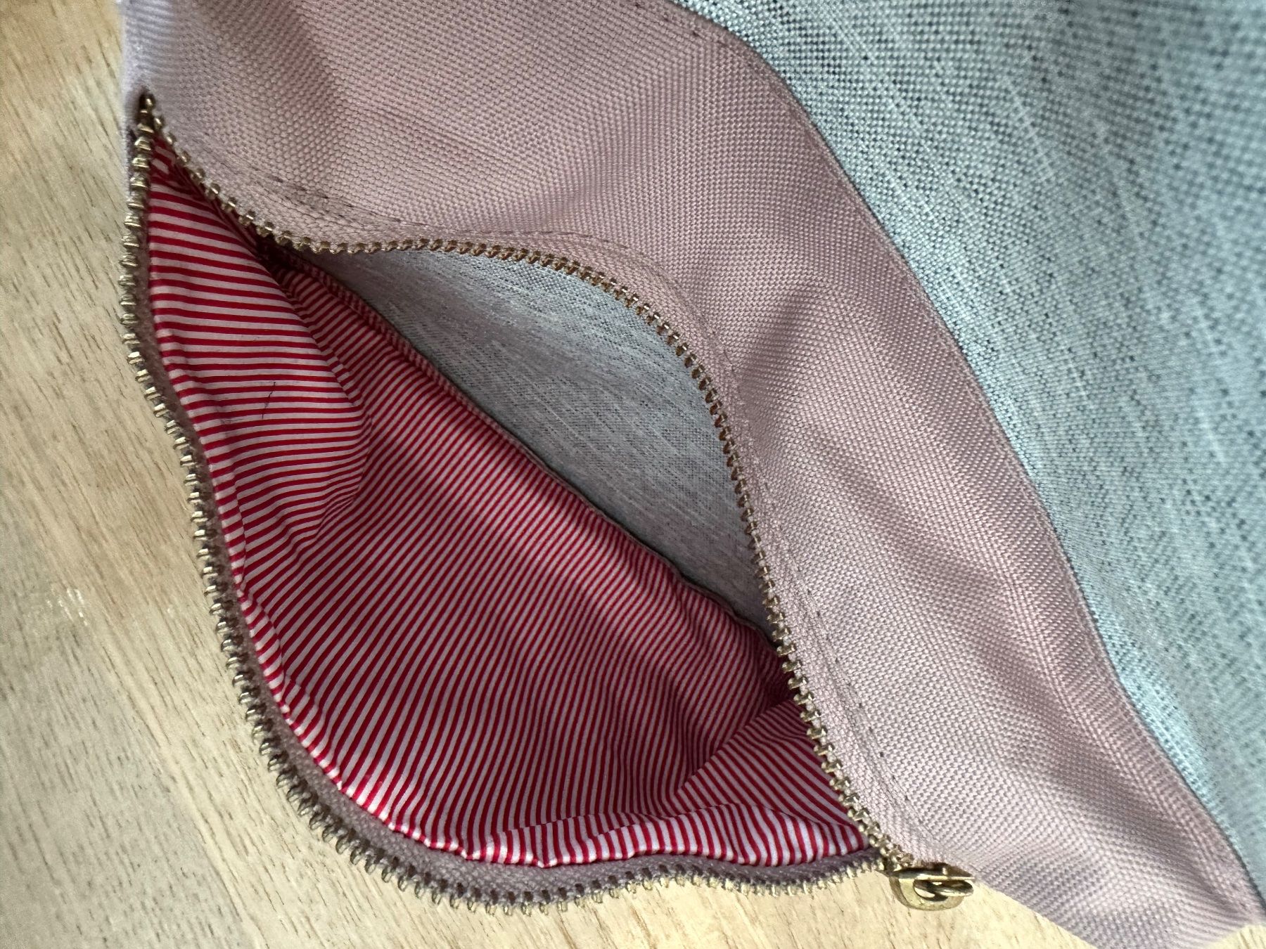 Herschel Zaini: Herschel Rucksack Grau/Rosa – Usato da Zug venduto da Lingyan 4