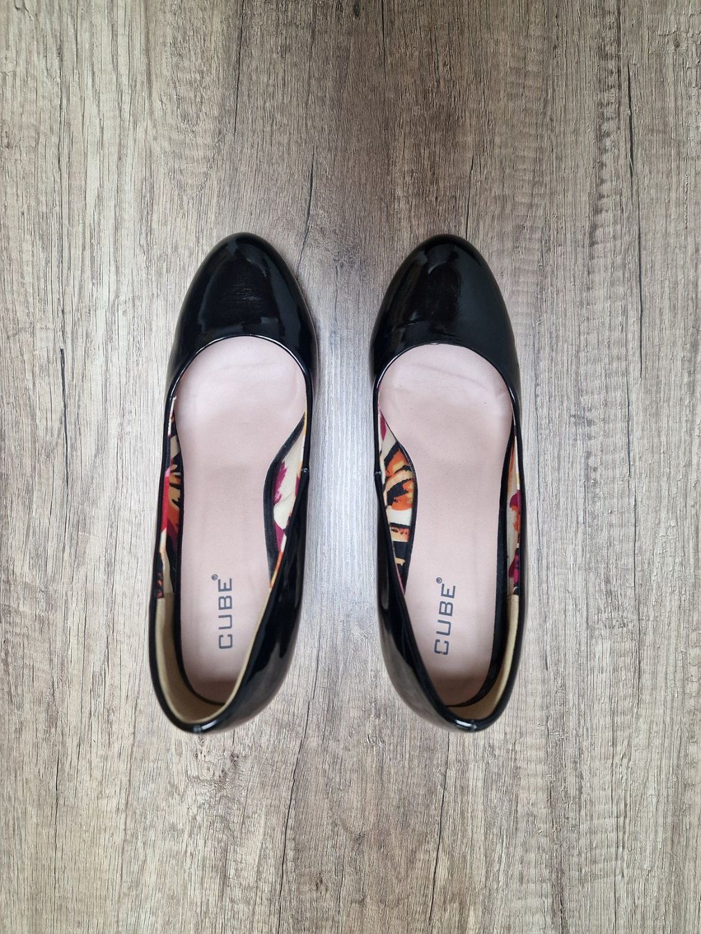 Cube Scarpe da donna: Schwarze Lack Pumps, Grösse 39, neuwertig CUBE – Usato da Falera venduto da Fudax 2