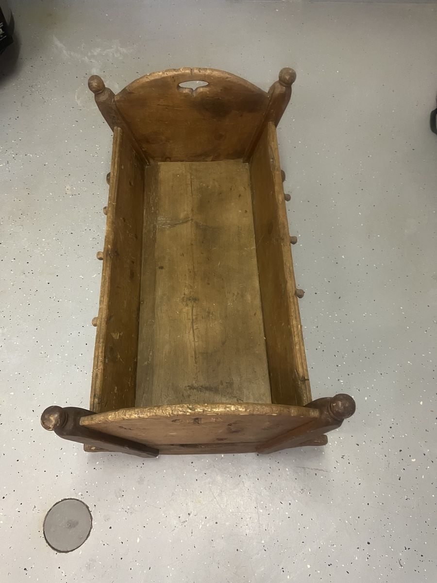 Articoli in legno: Antike Hollzwiege mit Herzsymbol – Usato da Wiggen venduto da mfgUrs