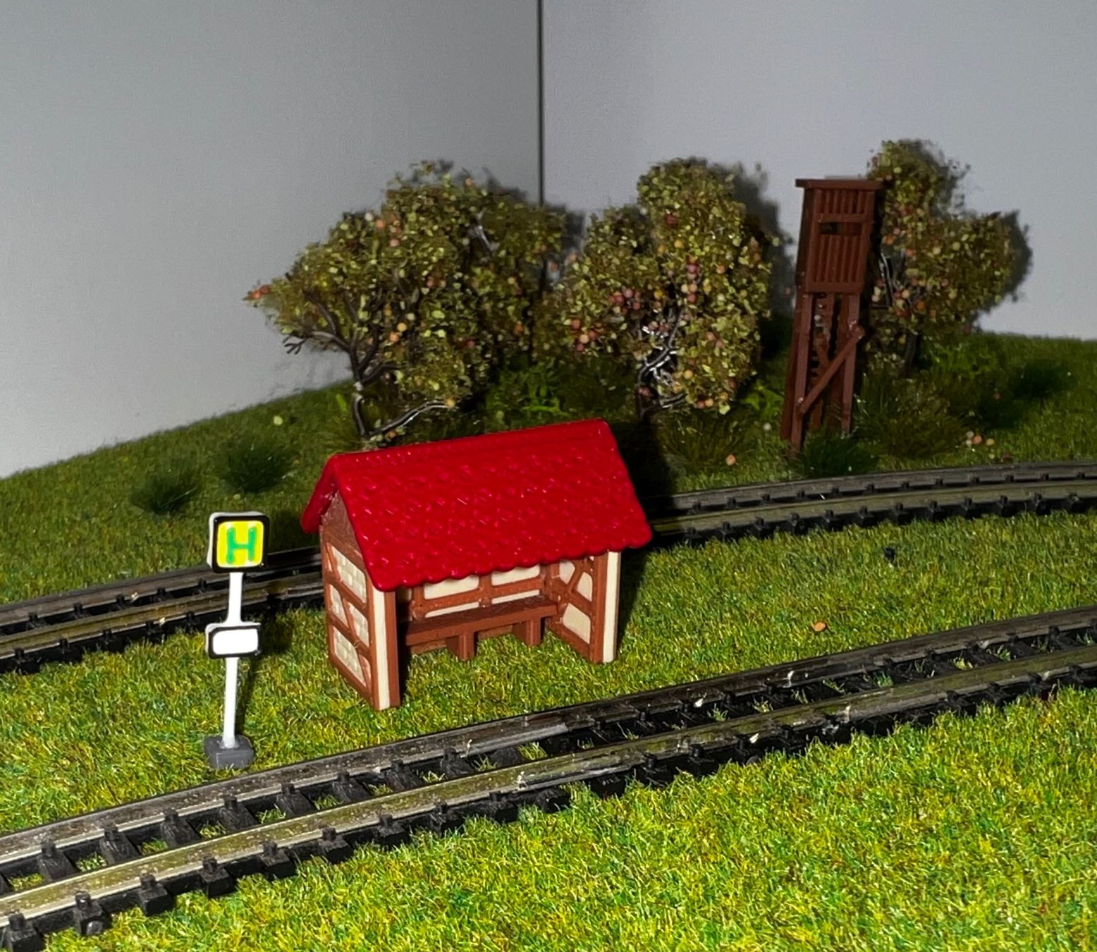 Modellini di ferrovie: Deko-N,  kleine Haltestelle (Bahn/Bus) – Nuovo (secondo la descrizione) da Basel venduto da jonnyhaas