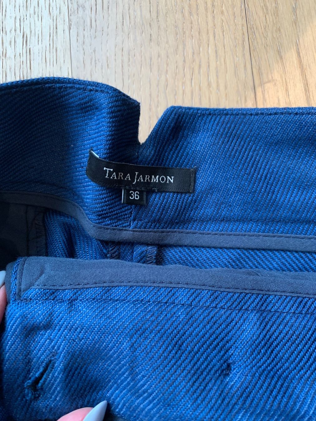 Pantaloni: Tara Jarmon Shorts – Usato da Zürich venduto da aow_8p7m 2