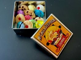 Keksdose (gefüllt) f/Puppenstuben. Handarbeit/GB. NP 18.0