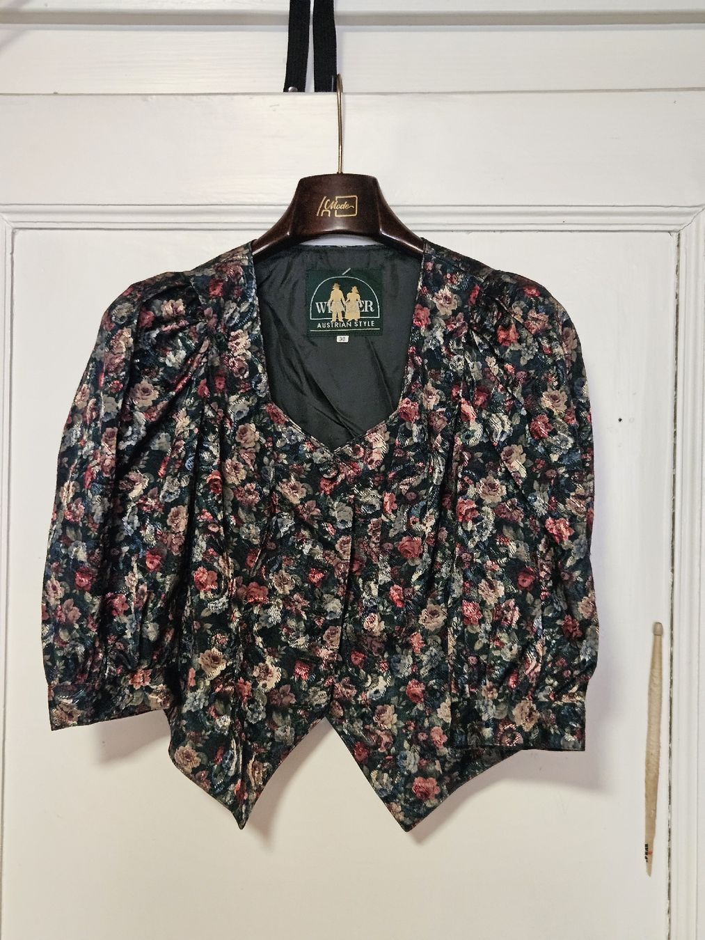 Top: Haut Tracht folklorique taille 38 – Nuovo e nell'imballaggio originale da Fontaines-sur-Grandson venduto da akell