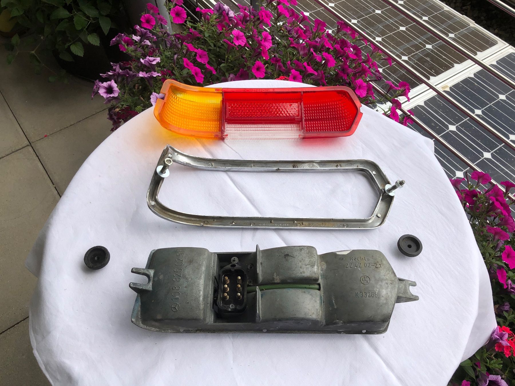 Mercedes-Benz Tutti pezzi di ricambio auto: Mercedes Oldtimer, Heckleuchte hi. re. W108/109 – Usato da Weesen venduto da shiva-5 3