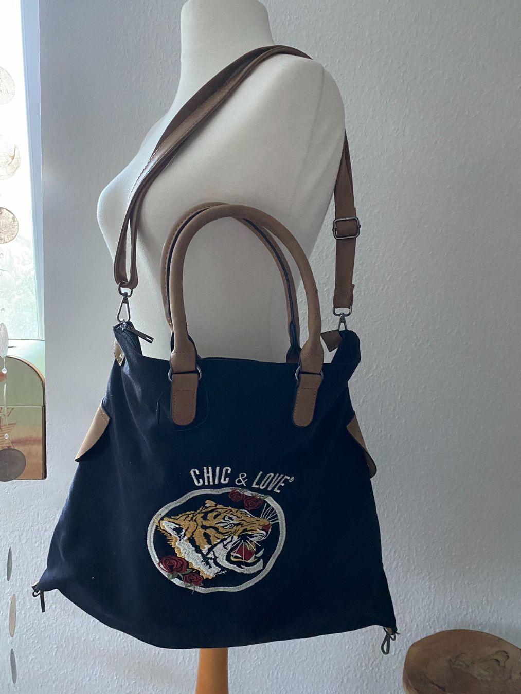 Borse da donna: Chic & Love Schulter oder Tragetasche aus BW und Kunstleder – Difettoso da Stetten SH venduto da bijoux18