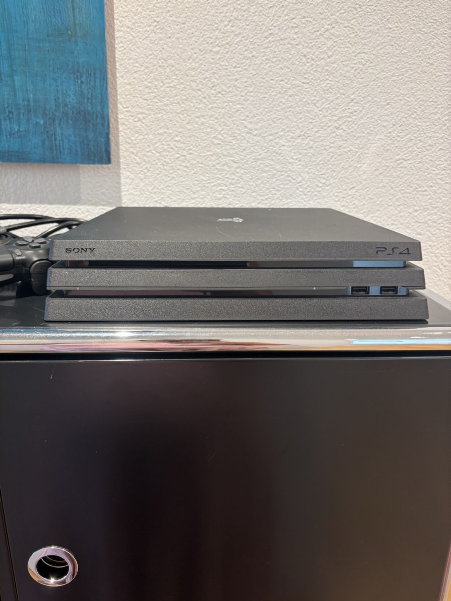 Sony Console: Sony PlayStation 4 Pro Konsole schwarz mit Controller – Usato da Wollerau venduto da Loli-04 3
