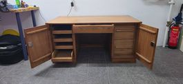 Alter Prokuristen-Schreibtisch aus Massivholz