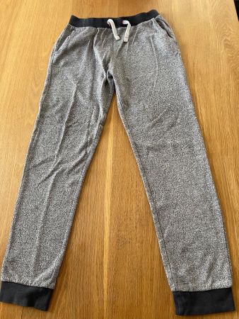 2 hell graue Trainerhosen 146/152