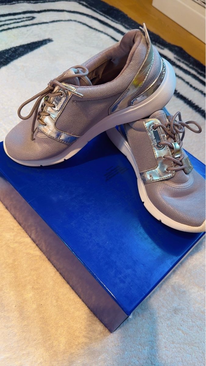 Scarpe da donna: Michael Kors Trainers,  Silver Trim Detail. – Usato da Aigle venduto da ste_2hsc
